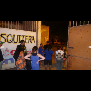 Policías en la puerta de la radio tratando de averiguar quién entraba y quién salía.