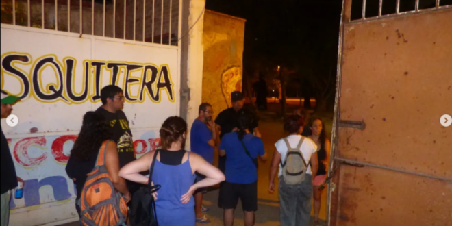 Policías en la puerta de la radio tratando de averiguar quién entraba y quién salía.